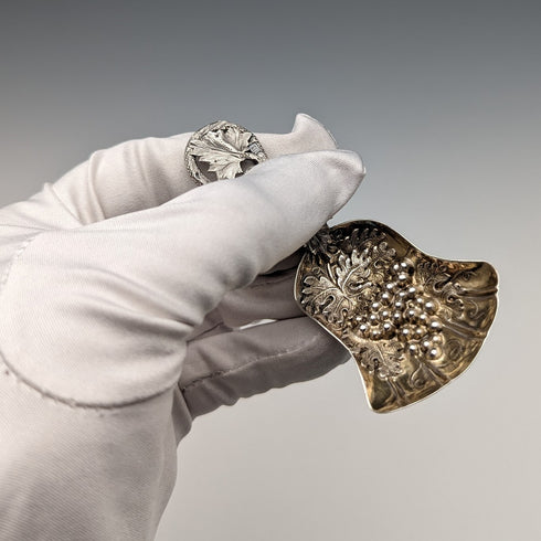 1880 年英國古董純銀茶盒湯匙附葡萄裝飾